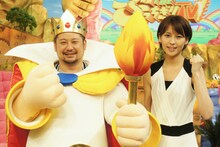 新バラエティ番組「THEぶっちぎりTV」で「ぶっちぎりキング」としてMCを務めるケンドーコバヤシ（左）と、進行の青木裕子TBSアナウンサー（右）。