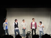 「衣装を脱ぐと恐ろしく地味で誰が誰かわからない」と全員自己紹介。