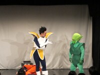 サイバイマンに事情聴取するベジータ。