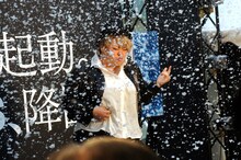 新CMに出演しているギタリストの雅-MIYAVI-に倣って、スノーマシーンによる人工雪の中でエアギターを披露する渡辺直美。