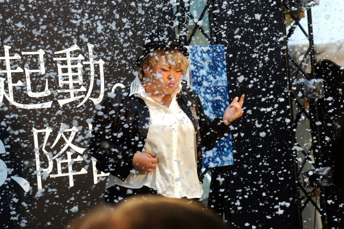 新CMに出演しているギタリストの雅-MIYAVI-に倣って、スノーマシーンによる人工雪の中でエアギターを披露する渡辺直美。