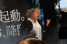 強烈な炭素ガスが吹き付けるのにも耐えながらエアギターを続ける渡辺直美。