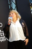 パフォーマンスの後、息を切らしながらトークコーナーに登場した渡辺直美。