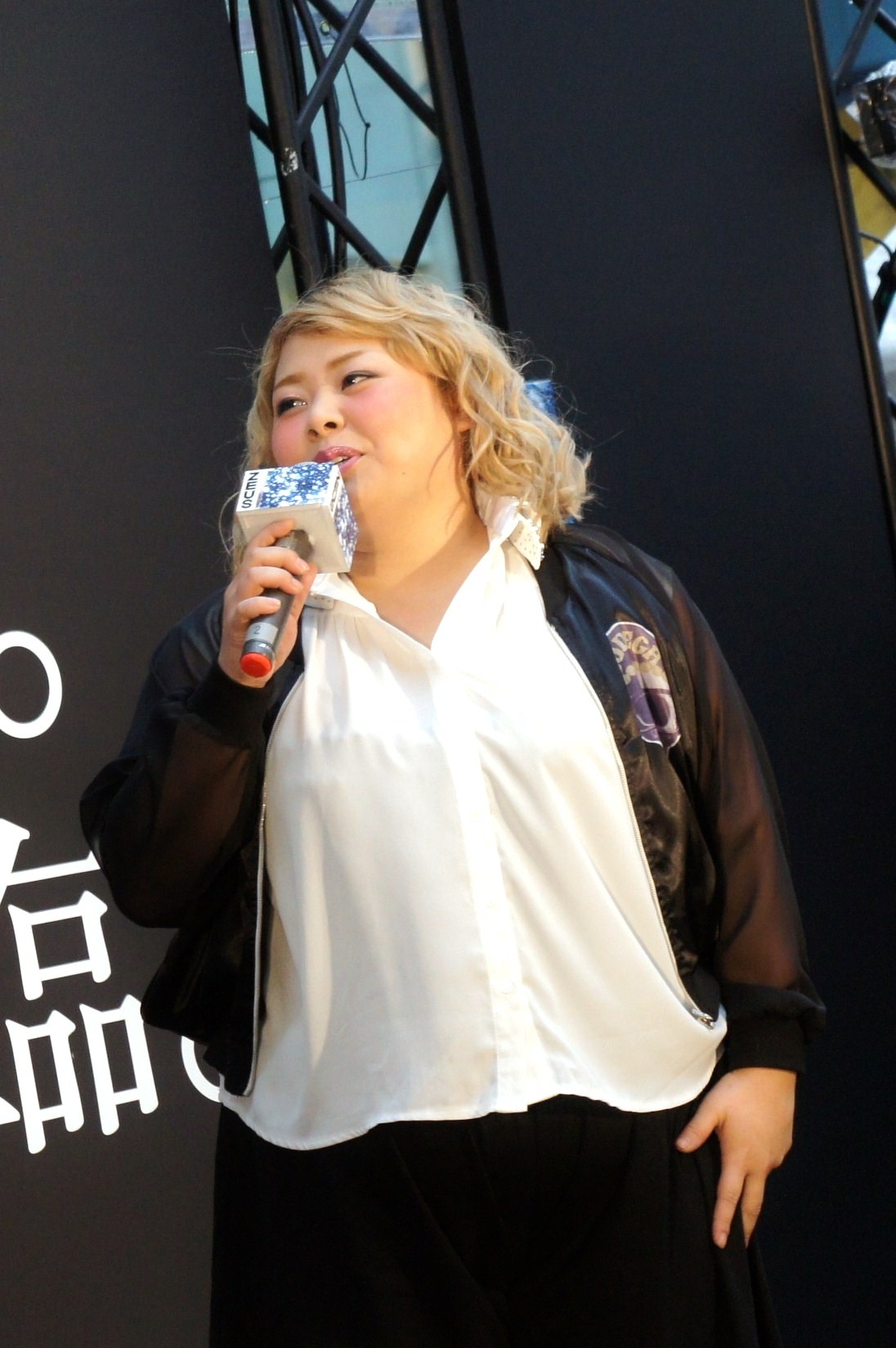 パフォーマンスの後、息を切らしながらトークコーナーに登場した渡辺直美。