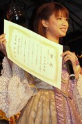 ミスミレディグランプリに選ばれたあずあず。坪倉から賞状を手渡された。