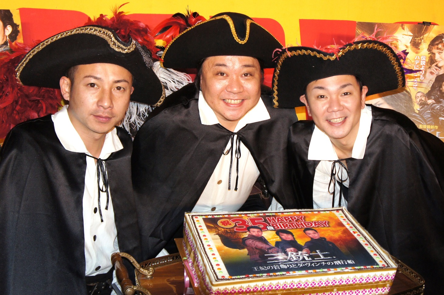 杉山（中央）の35歳を祝うバースデーケーキと我が家。