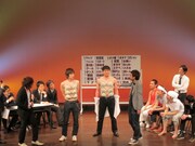 森田と山本はスケベ対決。ブラジャー早はずしのモデルは玉城と松原。