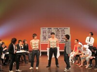 森田と山本はスケベ対決。ブラジャー早はずしのモデルは玉城と松原。