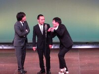 ツッコミのかもめんたる・う大と、ボケのトップリード和賀、オジオズ高松のトリオ漫才。「友達の作り方」というテーマでう大がいじり倒された。