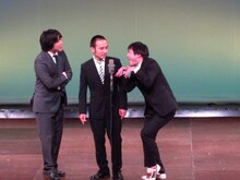 ツッコミのかもめんたる・う大と、ボケのトップリード和賀、オジオズ高松のトリオ漫才。「友達の作り方」というテーマでう大がいじり倒された。