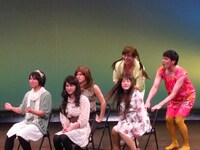 新妻、瀧上、槙尾、篠宮、下池、玉城のおなじみ女子会コント。6人はドライブへ。