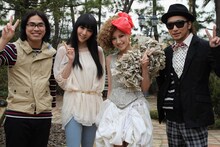 mihimaru GTの2人とロッチ中岡、森下悠里の4ショット。