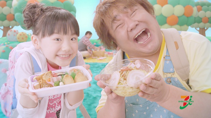 「セブン＆アイ レッツ！おでかけフェア」のイメージキャラクターに起用されているホンジャマカ石塚（右）と、芦田愛菜（左）。石塚が手にしているのが「石ちゃんの野菜たっぷり！冷たい塩ラーメン」だ。