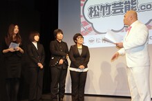 スーツ姿で現れた（左から）DMM.com広報、梅小鉢・小森、チキチキジョニーと、女性芸人たちにツッコむクロちゃん。