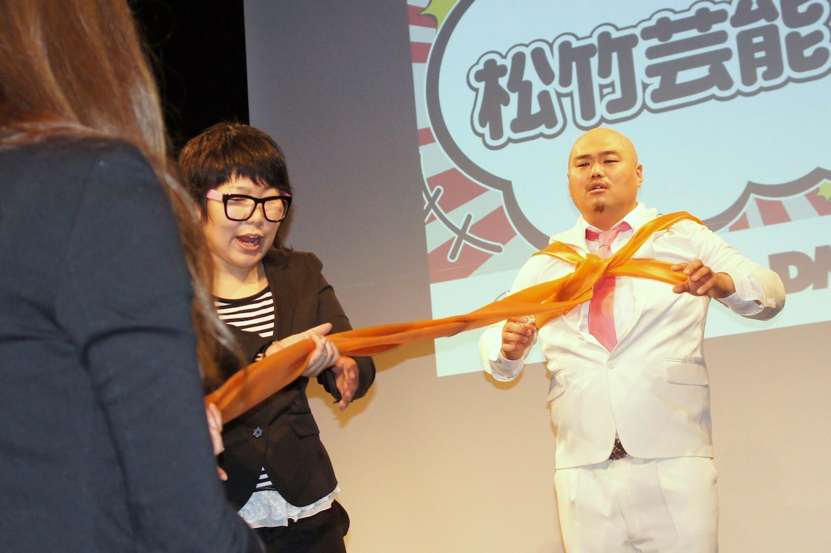 巨大ゴムパッチンをdmm Com広報女性や芸人たちに仕込まれるクロちゃん 写真右 画像ギャラリー 4 6 お笑いナタリー