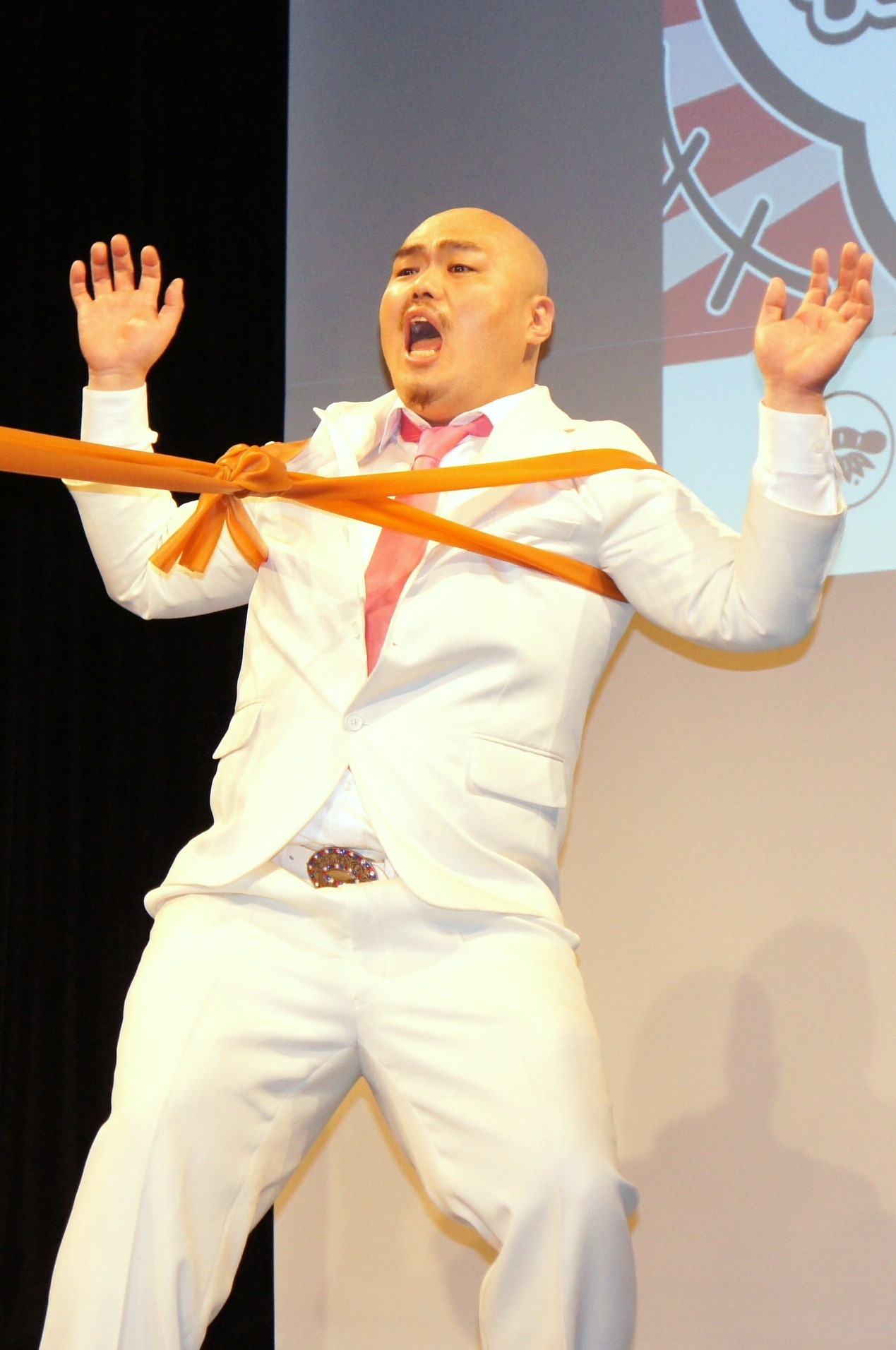 巨大ゴムパッチンに怯えるクロちゃん。