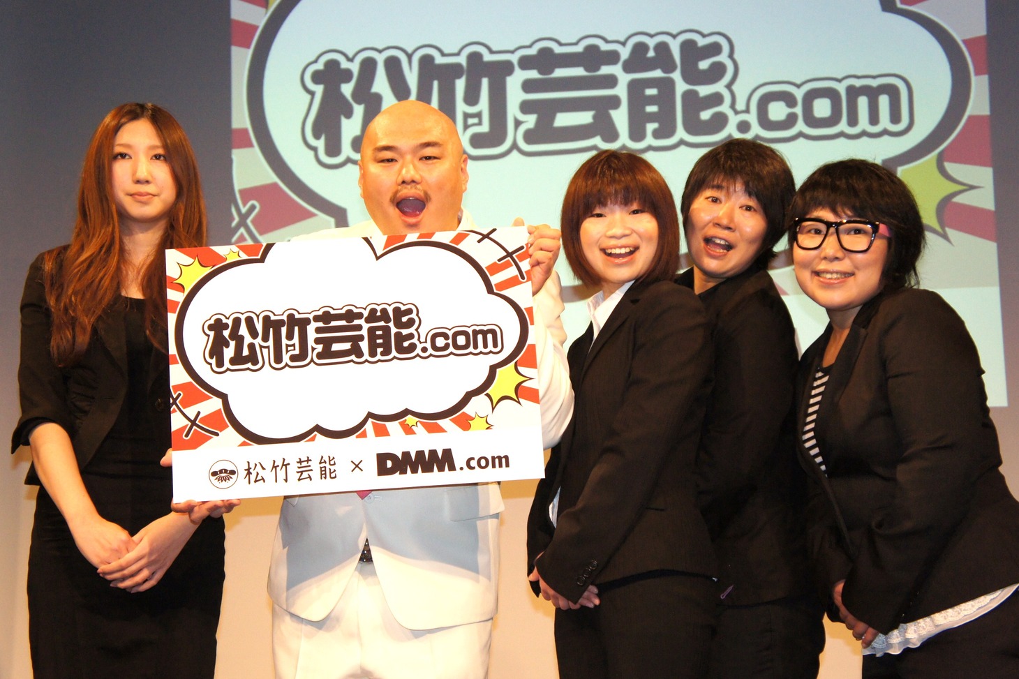 動画配信新サービス「松竹芸能.com」のPRイベントに登場した（左から）DMM.com広報、安田大サーカス・クロちゃん、梅小鉢・小森、チキチキジョニー。