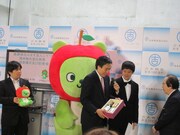 長野県産ワインとアルクマぬいぐるみを県知事から吉野会長にプレゼント。藤森は「アルクマと会長ちょっと似てる」とコメント。