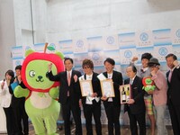 長野県住みます芸人・こてつの「信州観光宣伝部長第2期委嘱状交付式」。応援にはもう中学生とオリエンタルラジオ藤森が駆けつけた。