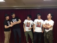 「鬼ヶ島軍団VSラバーガールフレンズ」を開催する鬼ヶ島とラバーガール。それぞれが着ているTシャツは会場で販売。各2500円。