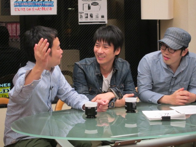 3人はスタート前から「（アンケートの束についている）こんな大きなクリップ見たことない！」「人力舎は針金みたいなやつしかない！」と興奮。