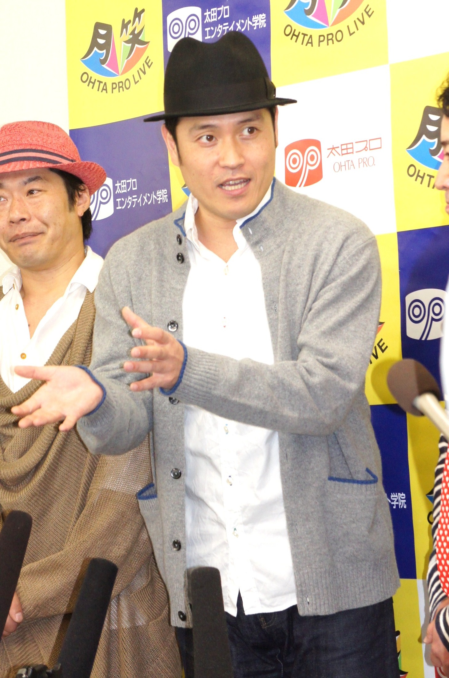 結婚を発表したインスタントジョンソンすぎ。。会見には多くの報道陣が詰めかけ「ワイルドスギちゃんと間違えてないでしょうか？」と戸惑いながらもうれしさを滲ませた。