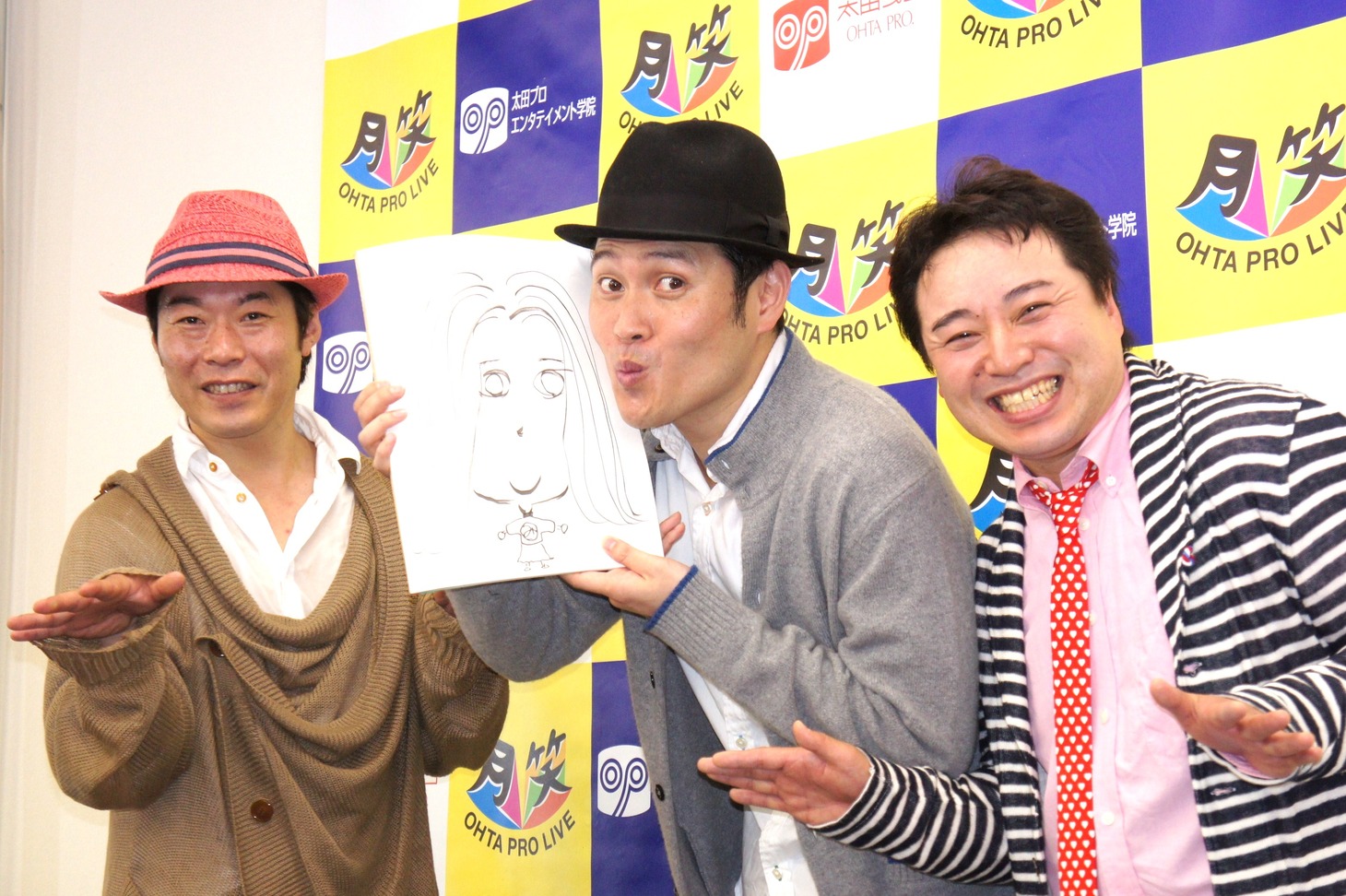 インスタントジョンソンすぎ。（中央）が結婚を発表。すぎ。が手にしているのは自ら描いた奥さんの似顔絵だ。