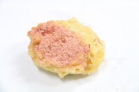 「さかえや」とこのトラのコラボ商品「ゆばベリー」。