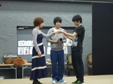 舞台「ロミオとジュリエットのハムレット」稽古中の、堀越のり、うしろシティ阿諏訪、佐藤永典（左から）。