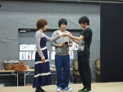 舞台「ロミオとジュリエットのハムレット」稽古中の、堀越のり、うしろシティ阿諏訪、佐藤永典（左から）。