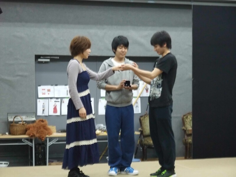 舞台「ロミオとジュリエットのハムレット」稽古中の、堀越のり、うしろシティ阿諏訪、佐藤永典（左から）。