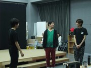 稽古中のうしろシティ金子（中央）ら。