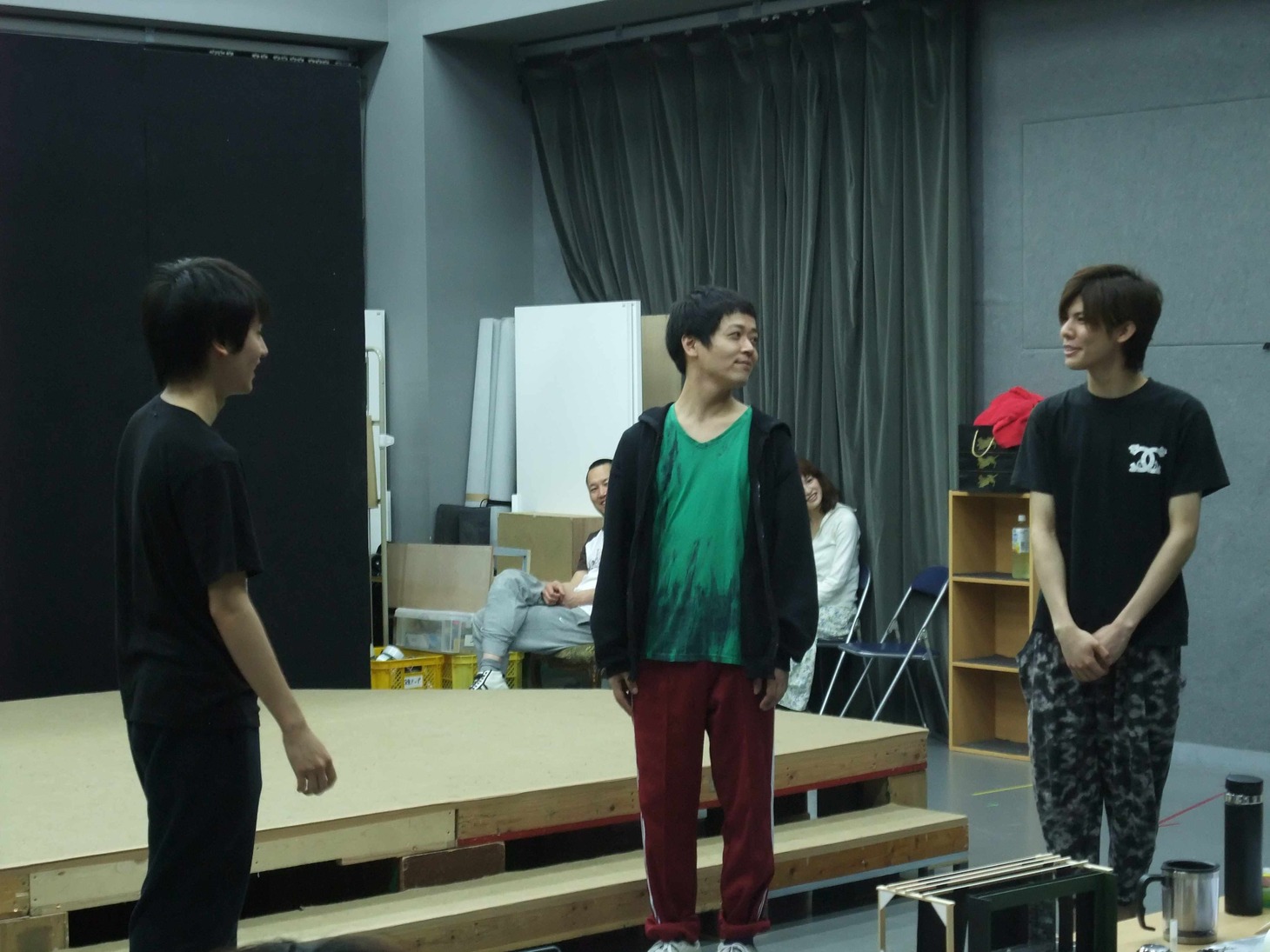 稽古中のうしろシティ金子（中央）ら。