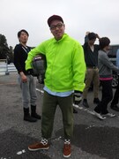 長袖でないと参加できないため、長澤は上着を借りて参加。蛍光の黄色に虫がたかる。