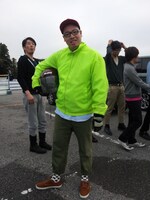 長袖でないと参加できないため、長澤は上着を借りて参加。蛍光の黄色に虫がたかる。