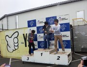 シャンパンファイトで祝う1位の福田、2位の根建、3位の竹内。