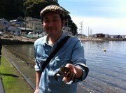 カニをとる大。