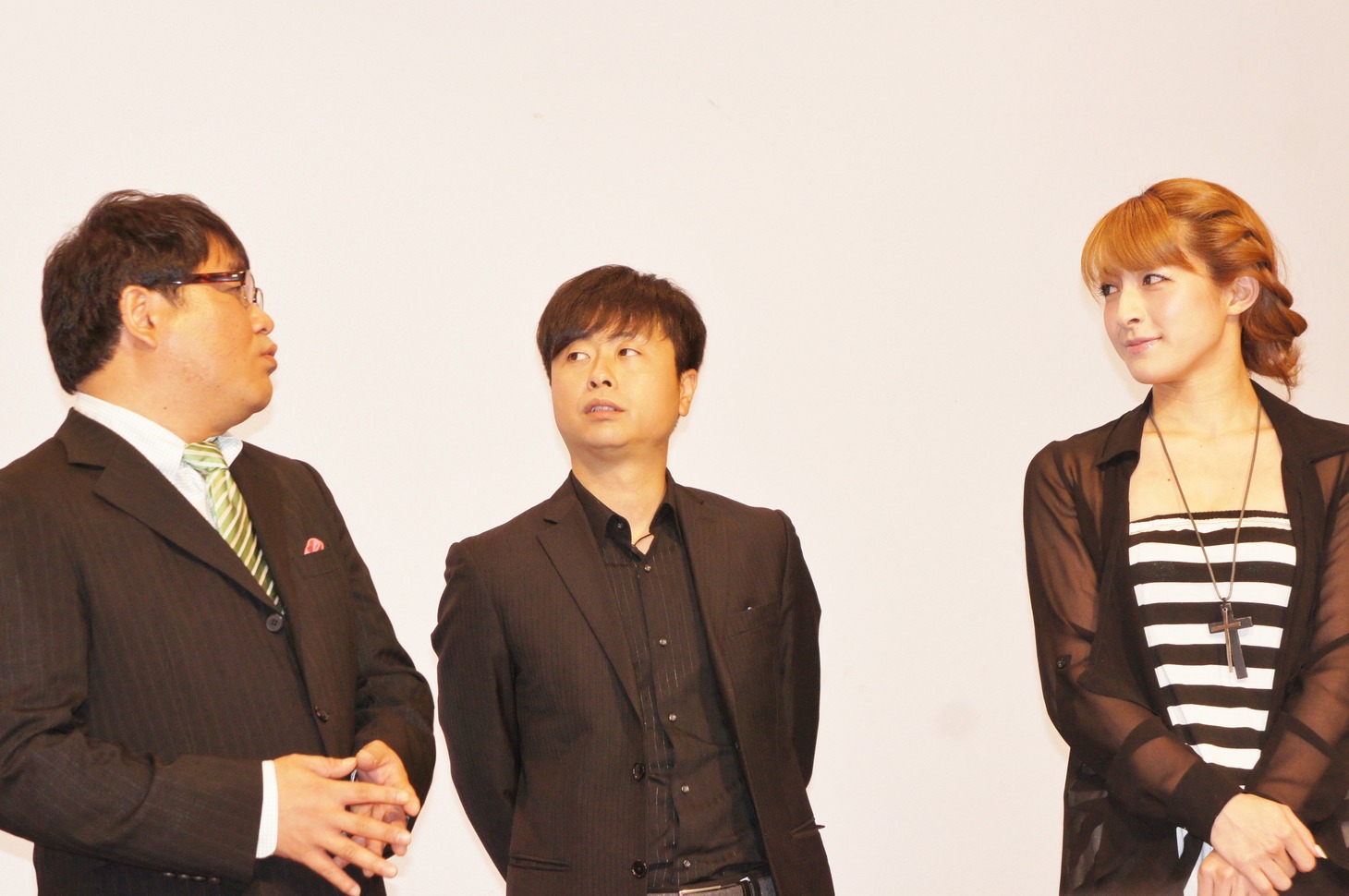 川村りか（右端）は「竹山バーターガール」として第1回放送に登場。この番組では、竹山と一緒に仕事をした経験があったり、知り合いだったりする女性が毎回ゲスト出演する。