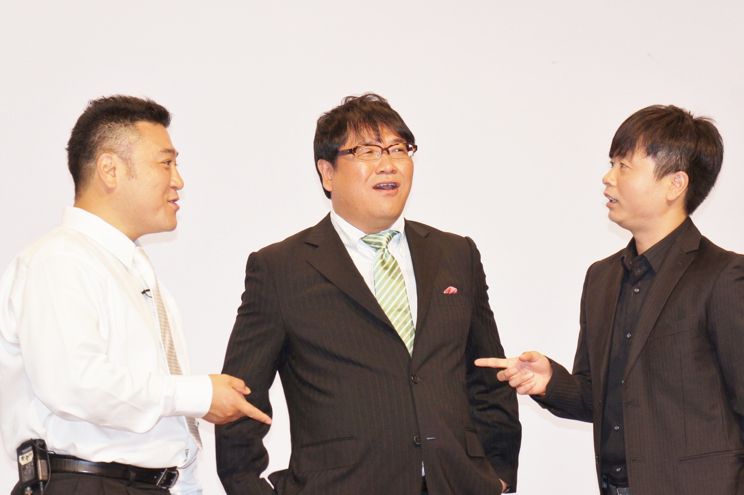 ザキヤマ（左）と河本（右）に挟まれてイジられ続ける竹山（中央）。