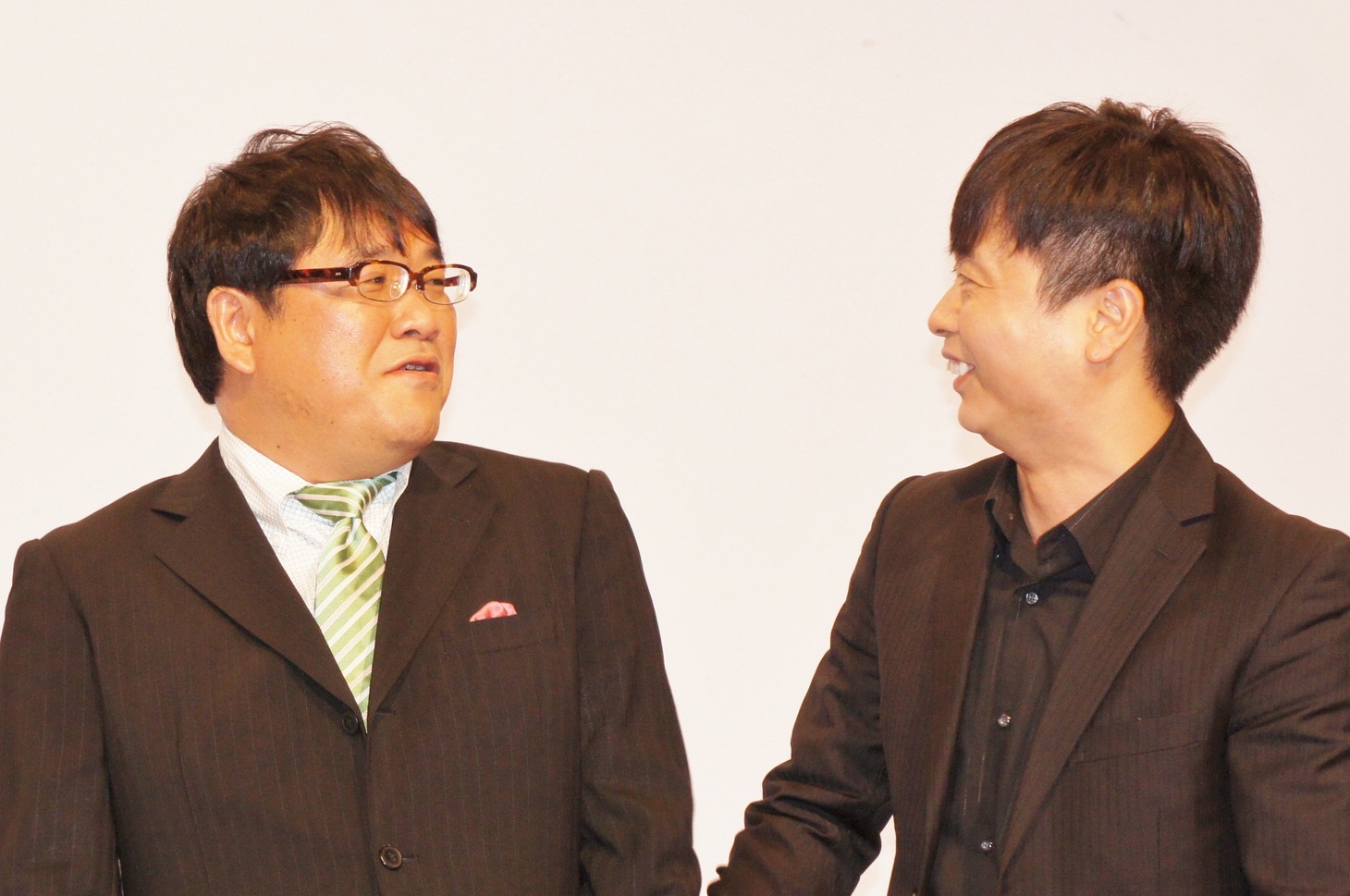 カンニング竹山（左）と次長課長・河本（右）。