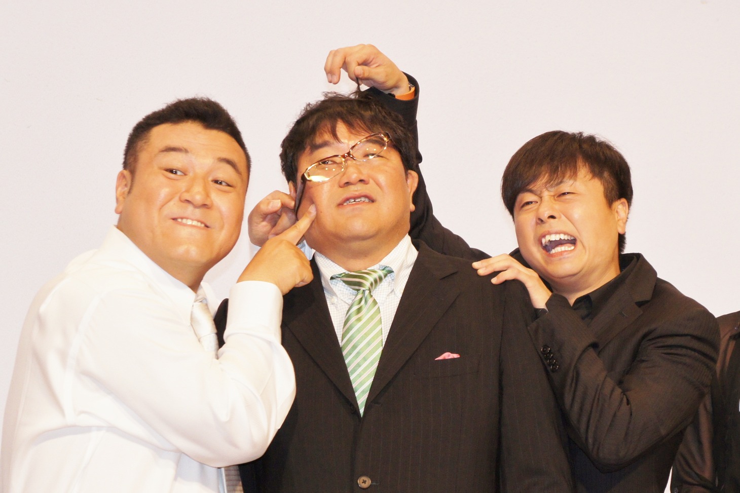 アンタッチャブル山崎、カンニング竹山、次長課長・河本（左から）。