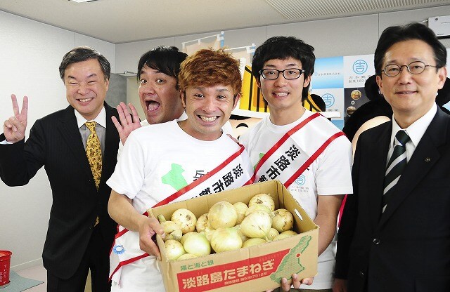 「淡路市観光応援隊」の結成を宣言したかりんとうと応援のたむらけんじ。(c)吉本興業