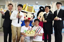 「淡路市観光応援隊」の結成を宣言したかりんとうと応援のたむらけんじ。(c)吉本興業