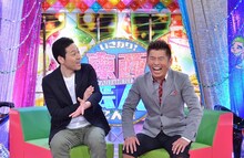 5月6日（日）よりスタートする新番組「東西芸人いきなり！2人旅」の司会、東野幸治と勝俣州和。(c)ABC