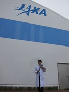 JAXAに降り立った菊地先生。「JAXAでやっと白衣に違和感がない。……ないことはないか」とつぶやいた菊地。