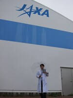 JAXAに降り立った菊地先生。「JAXAでやっと白衣に違和感がない。……ないことはないか」とつぶやいた菊地。