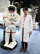 宇宙服で記念撮影する関町と菊地。