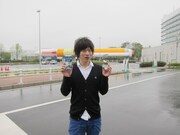 宇宙食のサバ缶を買った福田。