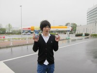 宇宙食のサバ缶を買った福田。