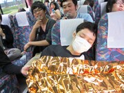 スペースブランケットかけて寝る吉田。「気象衛星ちゃんぼつ」と名付けられた。